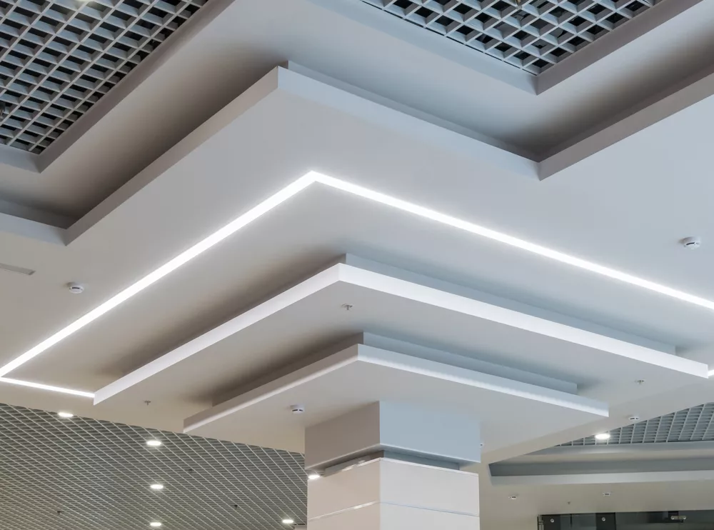 Trockenbauarbeiten an einer Decke und Säule Trockenbauarbeiten an einer Decke und Säule