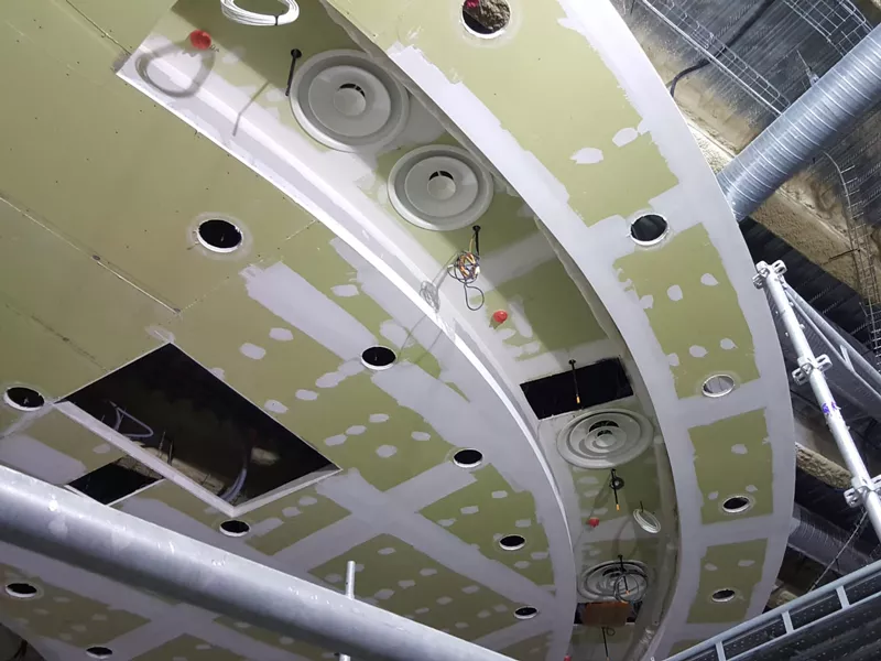 Vorbereitung einer Decke mit Lichtsystemen Vorbereitung einer Decke mit Lichtsystemen